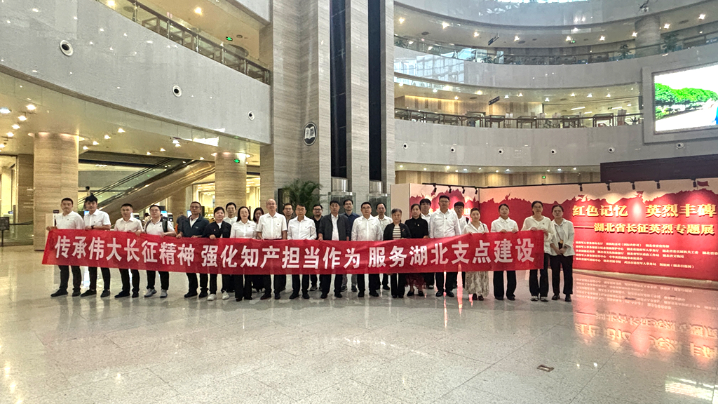 参观长征纪念展(1).jpg
